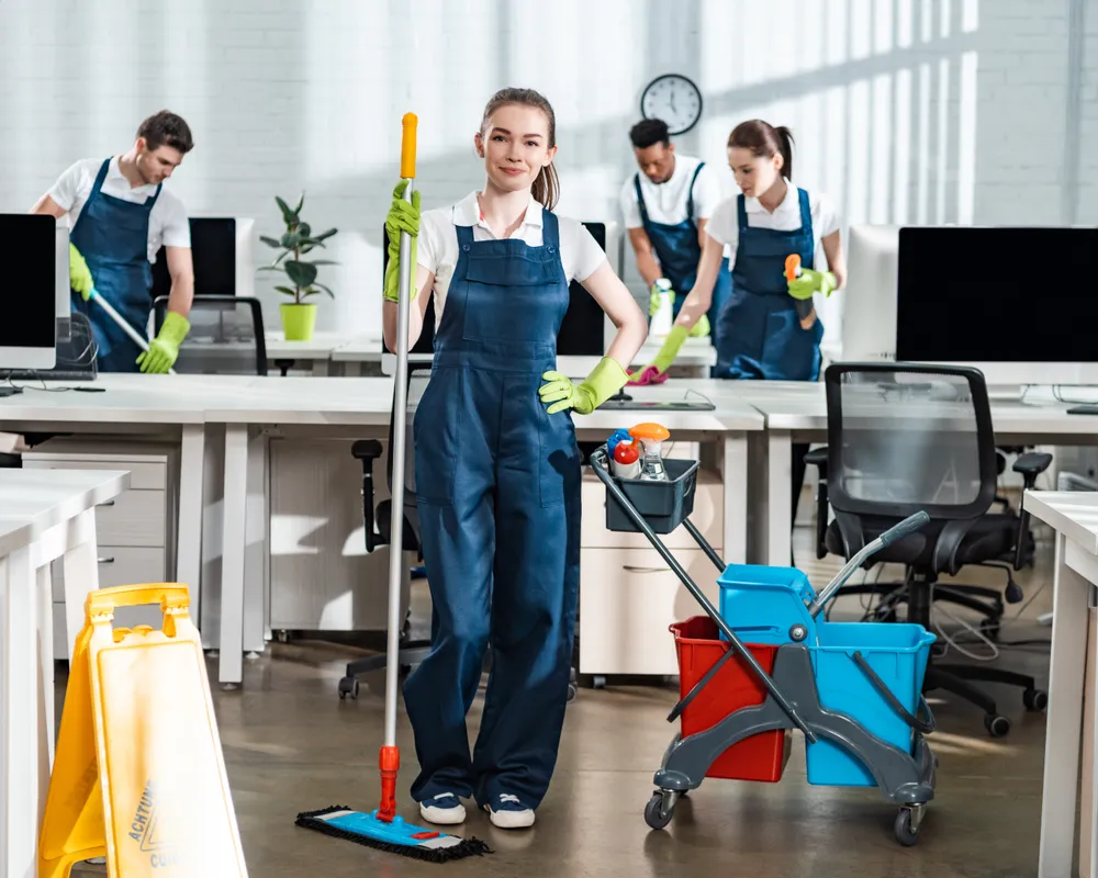 Equipo de limpieza profesional de Spaziclean en instalación comercial en Orlando