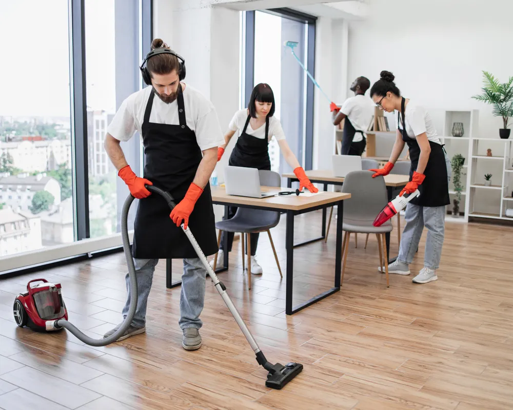 Equipo Spaziclean realizando limpieza profesional en oficina corporativa en Orlando Florida