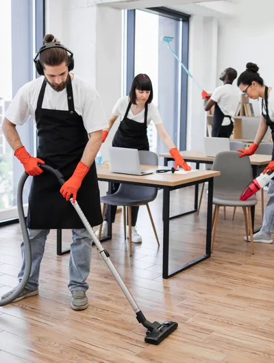 Equipo de limpieza Spaziclean en oficina corporativa moderna en Orlando