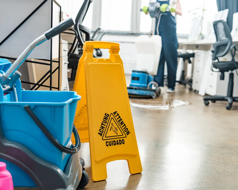 Equipo Spaziclean con maquinaria de limpieza y mantenimiento en instalación comercial en Orlando