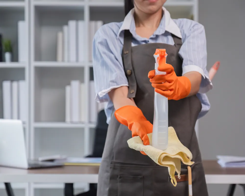 Técnico Spaziclean desinfectando superficies en instalación comercial en Orlando