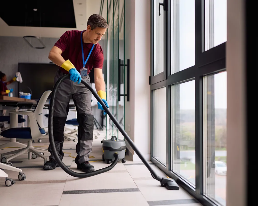 Tecnico Spaziclean realizando limpieza profesional de oficina en Orlando
