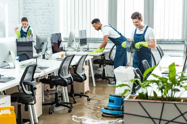 Equipo Spaziclean con maquinaria profesional para pisos en oficina comercial