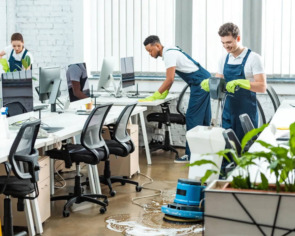 Técnico Spaziclean realizando limpieza profunda de pisos en instalación comercial en Orlando